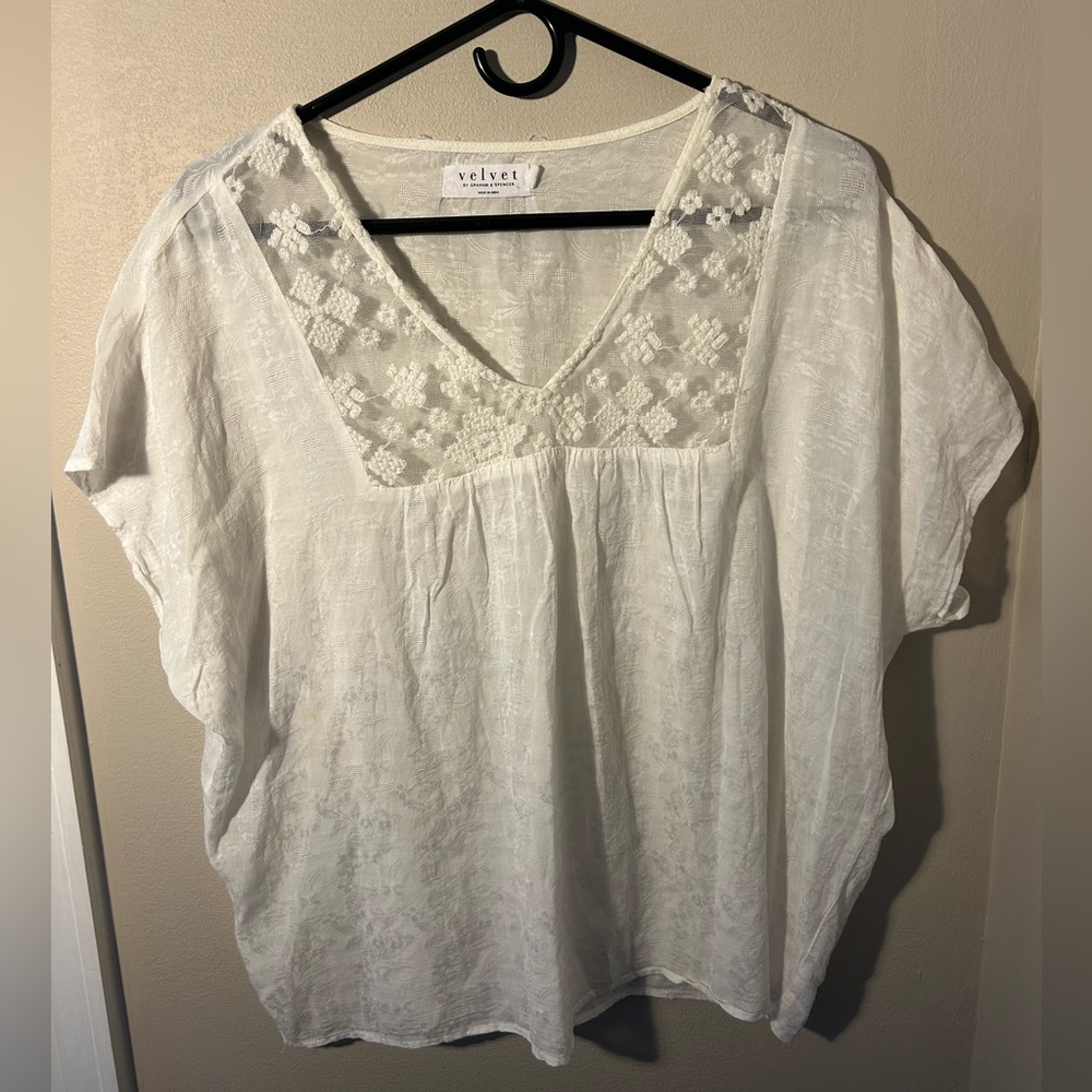 VELVET BY GRAHAM & SPENCER LIGHTWEIGHT BLOUSE WITH EMBROIDERED V-NECKLINE SZ MED